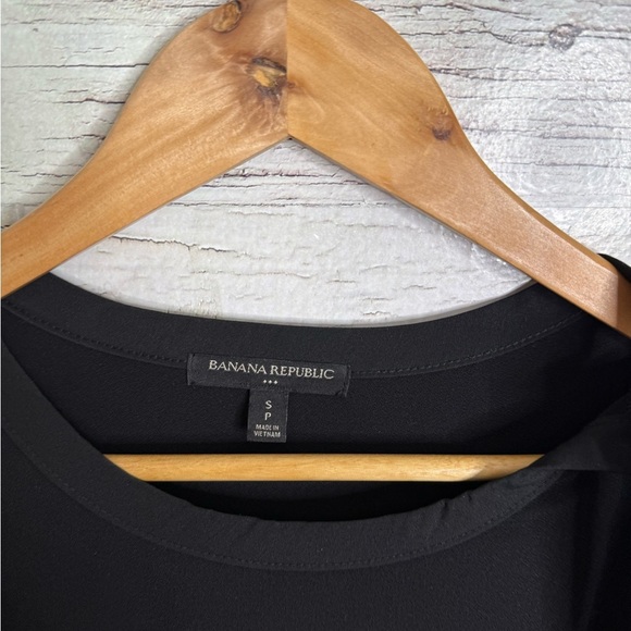 Banana Republic Black Short Sleeve Tee with bow blouse size small - Picture 4 of 6